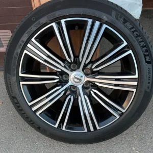 Volvo Original 18" 10-Multi Spoke Black Diamond Cut m. Michelin Erbjudandepris