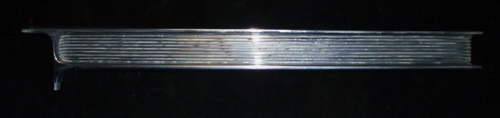 1960 Buick Electra kromlist under koffert lucka höger (lite porer i lackade fälten) Beställ idag