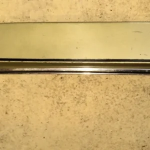 1968 Chrysler Newport fenderskirt höger (2 små bulor och skadat krom, se bild) Expressleverans